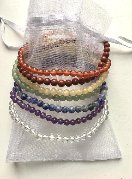 Set van 7 chakra armbanden in kleuren rood, oranje, geel, groen, blauw, indigo en paars, van jaspis, carneool, calciet, aventurijn, sodaliet, amethist en bergkristal.
