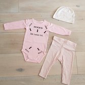 Baby Meisjes cadeau geboorte Setje 3-delig  newborn | maat 50-56 | roze mutsje beertje roze broekje streep en roze romper lange mouw met tekst zwart jullie kunnen het | Bodysuit |