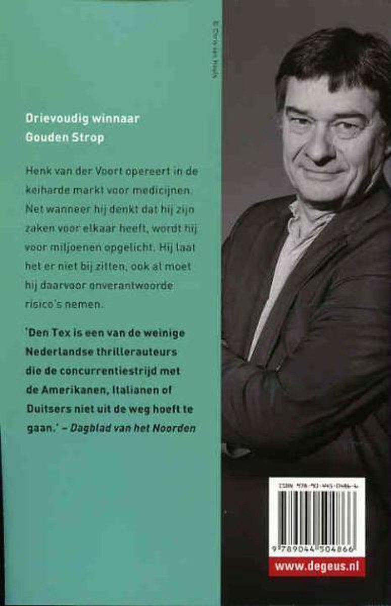 Achterkant boek 'Oorlogsvliegers'. Man met grijze jas en donkere colbert staat met armen over elkaar. ISBN en website degeus.nl.
