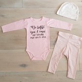 Baby cadeau geboorte meisje | maat 50-56 | roze mutsje beertje roze broekje streep en roze romper lange mouw met tekst zwart de liefste opa en oma zijn toevallig mijn opa en oma |