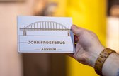 TextTim.nl Gegraveerde John Frostbrug Arnhem Hout