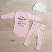 Baby geboorte cadeau kledingset meisje | maat 50-56 | roze mutsje beertje roze broekje streep en roze romper lange mouw met tekst zwart mijn favoriete plekje is heel dicht bij jou