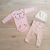 Baby 3delig kledingset meisje | maat 74-80 | roze mutsje beertje, roze broekje streepjes en roze romper lange mouw met tekst zwart je kan het papa