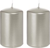 2x Zilveren cilinderkaarsen/stompkaarsen 5 x 8 cm 18 branduren - Geurloze zilverkleurige kaarsen - Woondecoraties