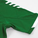 Detail van de mouw van een groen Hummel sportshirt met witte boord en witte strepen.