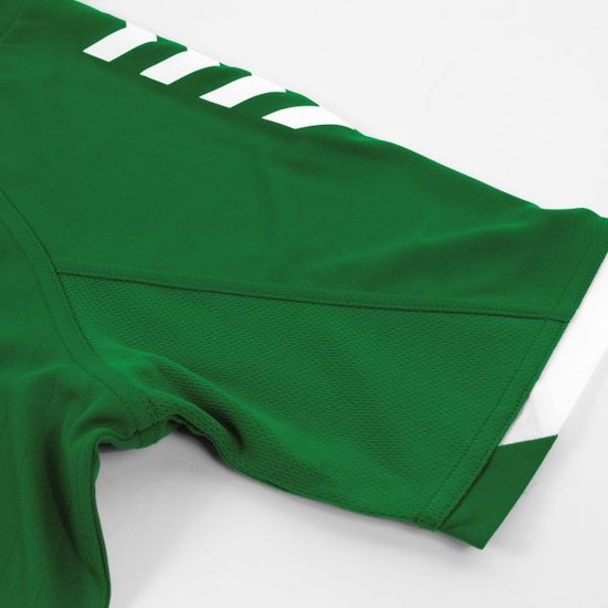 Detail van de mouw van een groen Hummel sportshirt met witte boord en witte strepen.