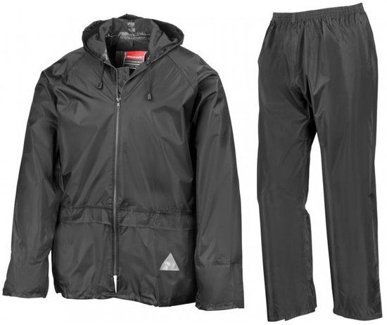 Zwart regenpak met capuchon en rits, inclusief een driehoekig reflecterend detail op de jas.