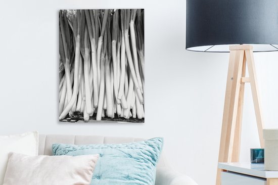 Tableau sur toile Oignons de Saint-Jean allongés empilés dans une caisse - noir et blanc - 30x40 cm - Décoration murale