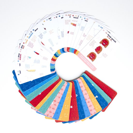 Een fanned stapel kleurrijke kaarten met speelse illustraties en teksten.