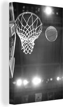 Canvas Schilderij De basketbal gaat richting de basket - zwart wit - 40x60 cm - Wanddecoratie