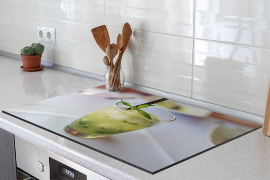 KitchenYeah® Inductie beschermer 76x51.5 cm - Overheerlijke Mojito in een rond glas - Kookplaataccessoires - Afdekplaat voor kookplaat - Inductiebeschermer - Inductiemat - Inductieplaat mat