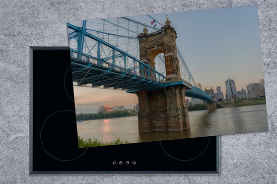 KitchenYeah® Inductie beschermer 76x51.5 cm - De John A. Roebling hangbrug met uitzicht op de stad Cincinatti - Kookplaataccessoires - Afdekplaat voor kookplaat - Inductiebeschermer - Inductiemat - Inductieplaat mat