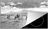 KitchenYeah® Inductie beschermer 90x52 cm - Drie overstekende olifanten - zwart wit - Kookplaataccessoires - Afdekplaat voor kookplaat - Inductiebeschermer - Inductiemat - Inductieplaat mat