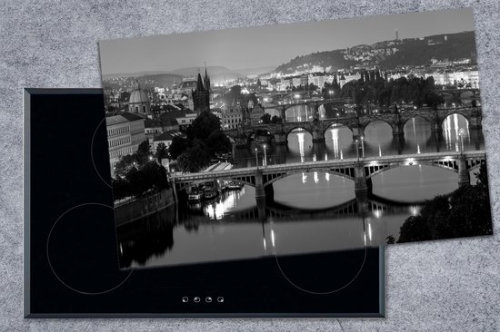 KitchenYeah® Inductie beschermer 90x52 cm - De bruggen in Praag bij een donkere lucht - zwart wit - Kookplaataccessoires - Afdekplaat voor kookplaat - Inductiebeschermer - Inductiemat - Inductieplaat mat