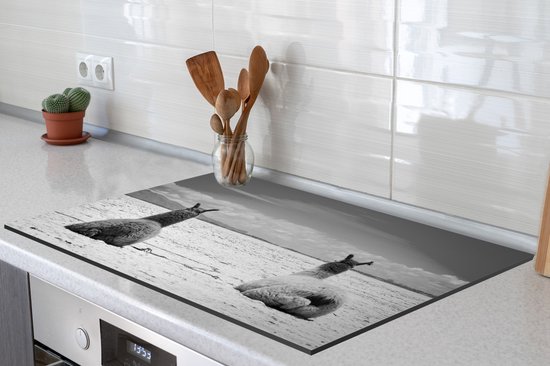 KitchenYeah® Inductie beschermer 76x51.5 cm - Rustende lama's op een zand vlakte - zwart wit - Kookplaataccessoires - Afdekplaat voor kookplaat - Inductiebeschermer - Inductiemat - Inductieplaat mat