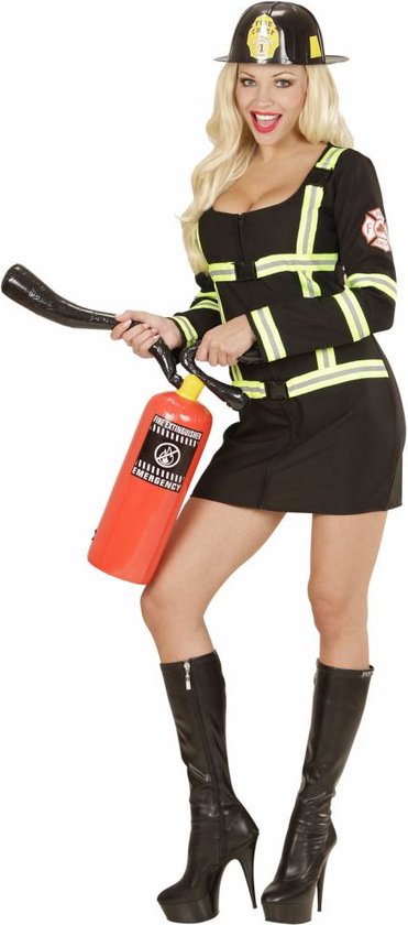 Vrouw in zwart brandweerpak met reflecterende strepen, korte rok, zwarte laarzen, helm en rode brandblusser.