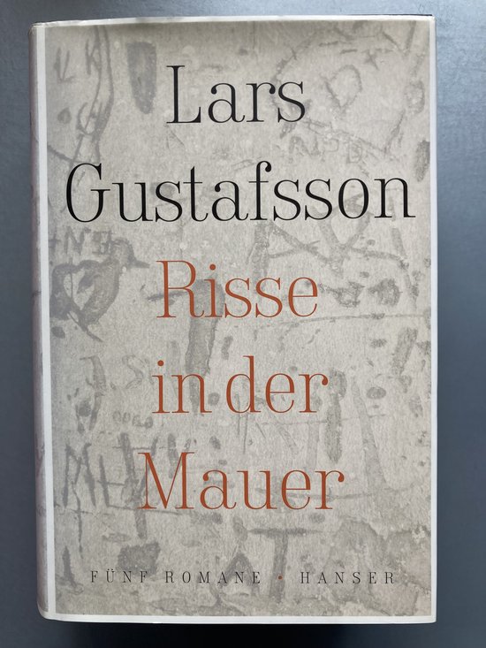 Boek "Risse in der Mauer" van Lars Gustafsson met een grijze kaft met tekst en tekeningen.