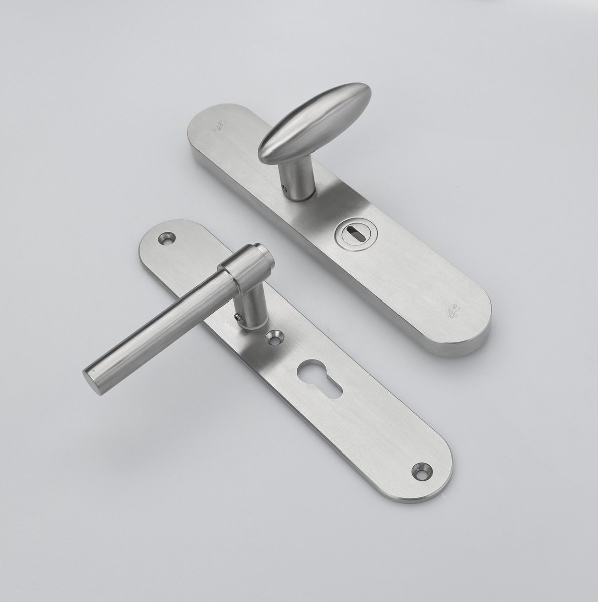 MASSIEF RVS Tzunali Deurbeslag. Model MINHO SKG*** BREED T=15/5 VKTB (kerntrek) PC55 BUITEN KNOP OVIDIO; BINNEN KRUK PARIJS