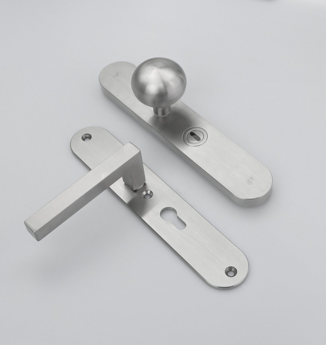 MASSIEF RVS Tzunali Deurbeslag. Model MINHO SKG*** BREED T=15/5 VKTB (kerntrek) PC55 BUITEN KNOP CASTELLO; BINNEN KRUK PAVIA