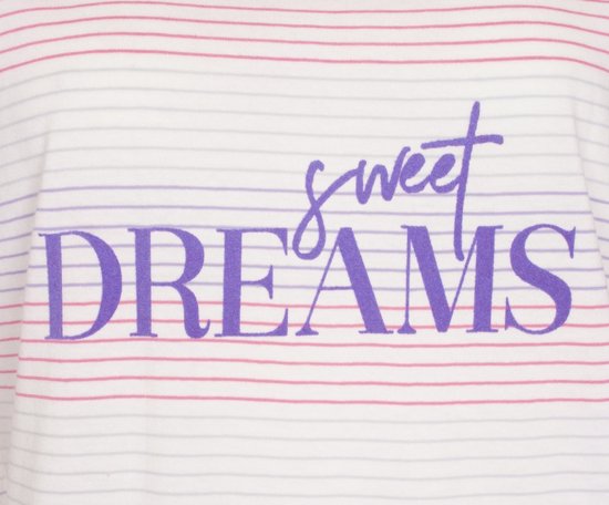 Close-up van pyjamashirt met streepjes in roze en lila. Tekst 'sweet DREAMS' in paarse letters.