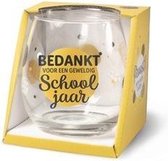 Einde schooljaar - Wijnglas - Waterglas - Bedankt voor een geweldig schooljaar - Voor juf en meester - Gevuld met verpakte Italiaanse bonbons - In cadeauverpakking met gekleurd lint