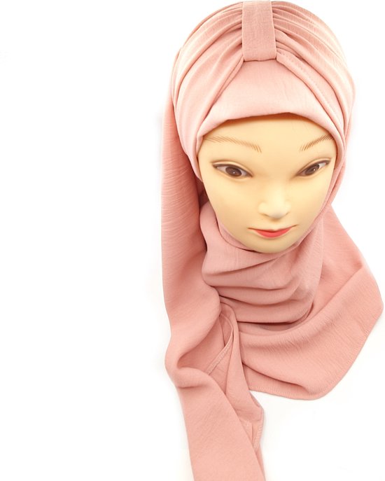 Roze hijab met gedrapeerde plooien en een band aan de bovenkant. Gedragen op een mannequin.