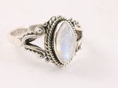 Fijne bewerkte zilveren ring met regenboog maansteen - maat 18.5
