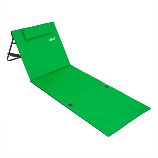 Groene Detex strandmat uitgevouwen op een houten terras aan het water, met glas, handdoek en zonnebrand.