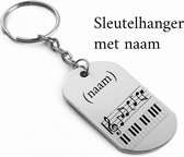 Akyol - Piano Sleutelhanger - Gegraveerde sleutelhanger - Piano keyboard - Cadeau - Piano stickers - Gegrafeerde sleutelhanger - Gepersonaliseerd - 6 x 9 CM - Sleutelhanger met naam