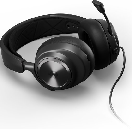 Een zwarte over-ear gaming headset met een microfoon, liggend op een zwarte achtergrond.