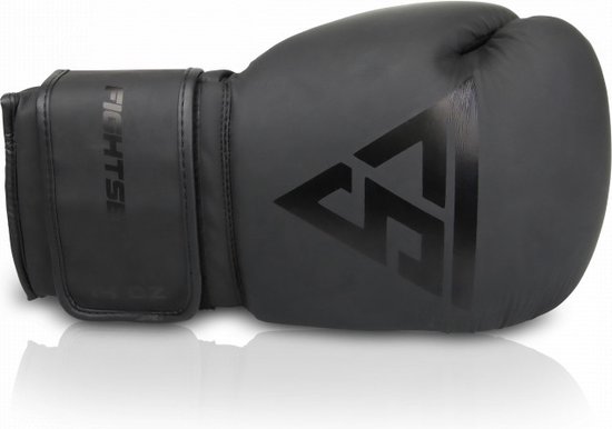 Zwarte bokshandschoen met het Fightsense logo en de tekst Fightsense op de polsband.