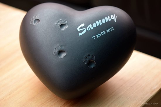 Crematie-as Urn met uw gewenste naam met zilver metallic sign-folie Hart keramiek Medium Zwart met pootafdrukjes en gewenste naam, inhoud 0,70 liter, lengte 14 cm, urn voor dier, crematie-as urn hond, urn kat,urn poes-herinnerings beeld-Herdenken