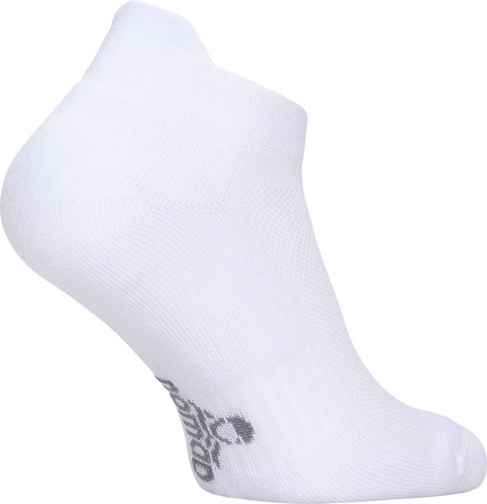 Chaussette blanche courte avec logo NOMAD gris sur le côté du talon.