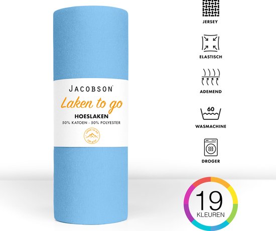 Lichtblauw jersey hoeslaken opgerold, met etiket en icoontjes voor jersey, rekbaar, ademend, wasmachine en droger.