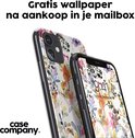 Telefoonhoesjes met een aquarel bloemen- en graspatroon, waarvan één op een telefoon wordt getoond met het bijpassende behang op het scherm.