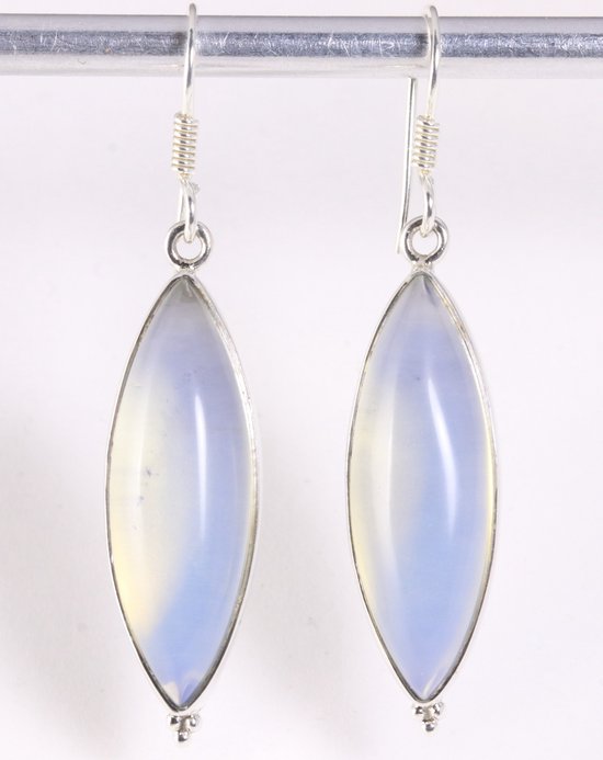 Lange zilveren oorbellen met blauwe vuuropaal