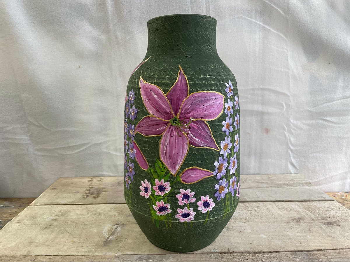 Eigenmerk Home made Handbeschilderde design vaas met roze lelies op groen keramiek