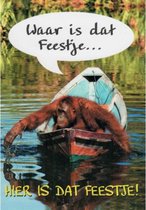 Waar is dat feestje… Hier is dat feestje! Een onwijs leuke kaart met een stoere aap in de boot op het water! Een geweldige kaart om zo te geven of om bij een cadeau te voegen. Een dubbele wenskaart inclusief envelop en in folie verpakt.