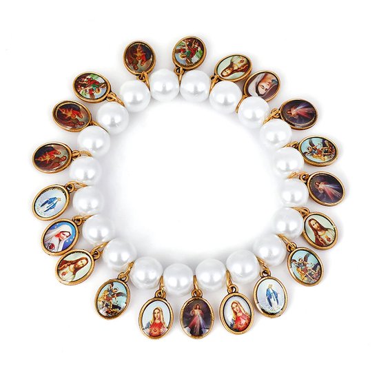 Bracelet perles beige avec breloques saints
