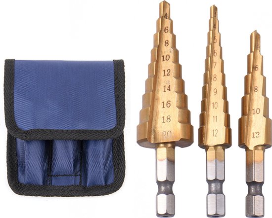 Drie getrapte boren van messing met zeskantopname naast een donkerblauw etui van stof.