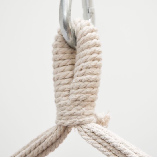 Detailopname van een beige touw dat rond een metalen karabijnhaak is geknoopt.