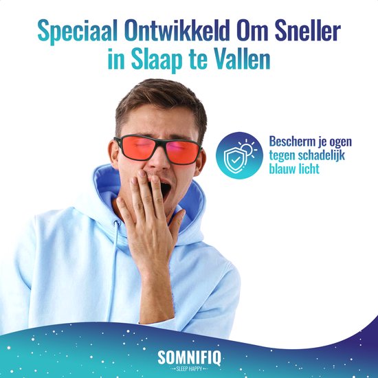 Jonge man met blauwe hoodie en rode slaapbril gaapt, tekst: Speciaal ontwikkeld om sneller in slaap te vallen. Bescherm je ogen tegen schadelijk blauw licht.