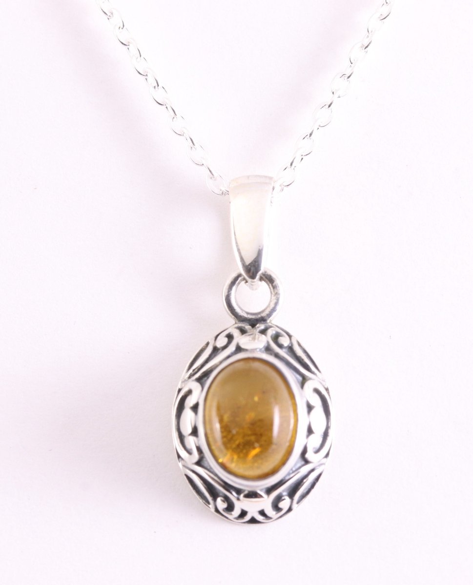 Fijne bewerkte zilveren hanger met amber aan ketting