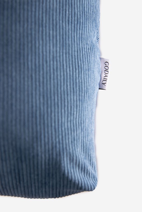 Détail d'un sac bleu en velours côtelé avec étiquette 'GODaily'.