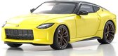 Het 1:43 Diecast model van de Nissan Fairlady Z Prototype Coupe in Yellow. De fabrikant van het schaalmodel is Kyosho.Dit model is alleen online beschikbaar.