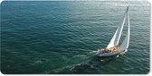 Muismat XXL - Bureau onderlegger - Bureau mat - Volle zeilen van de zeilboot op het water - 80x40 cm - XXL muismat