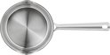 Bovenaanzicht van een kleine RVS steelpan met een lange steel en een gat aan het uiteinde.