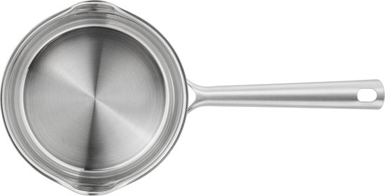 Bovenaanzicht van een kleine RVS steelpan met een lange steel en een gat aan het uiteinde.