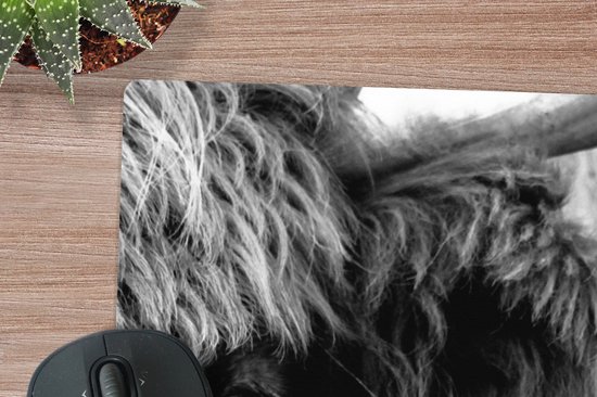 Muismat XXL 40x40 cm - Bureau onderlegger - Bureau mat Schotse Hooglander - Oog - Zwart - Wit - Bureaumat - Gaming mousepad xl - Bureaulegger groot - Computer deskmat