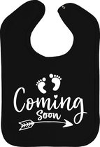 Coming soon - slab - drukknoop - zwart - witte opdruk - stuks 1 - slabbetjes - slabber - baby - aankondiging zwangerschap - zwanger - zwangerschap - zwangerschap cadeau